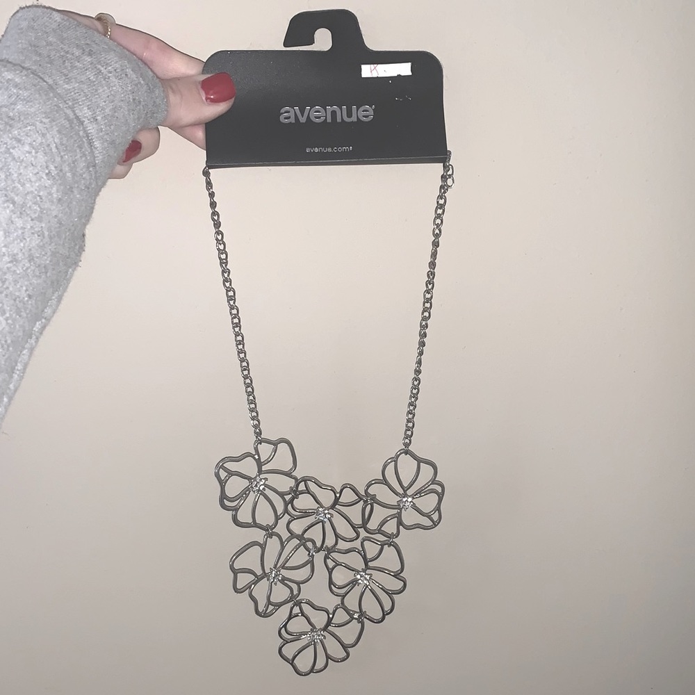 BRAND NEW silver Avenue flower necklace
